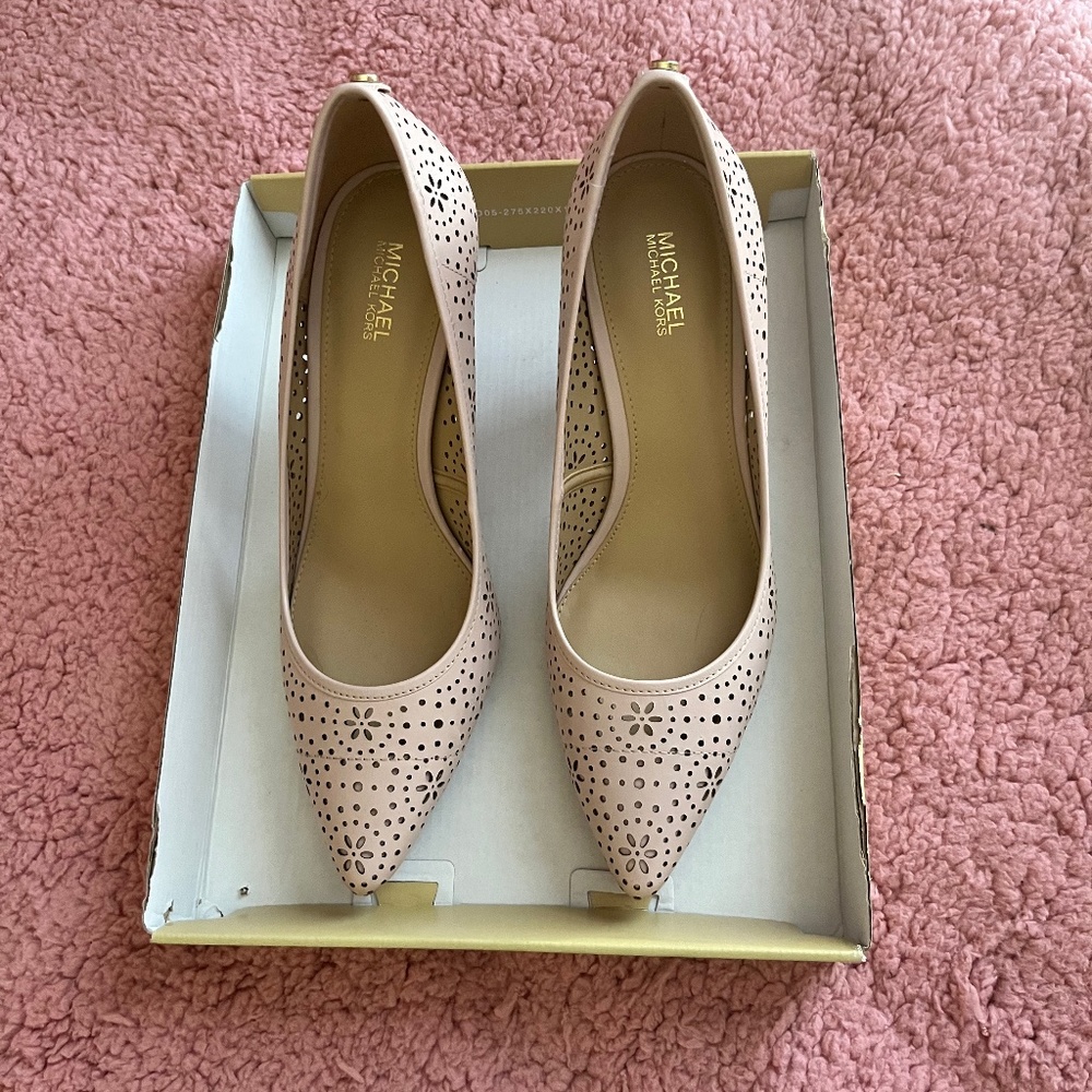 MICHAEL MICHAEL KORS EYELET PUMP